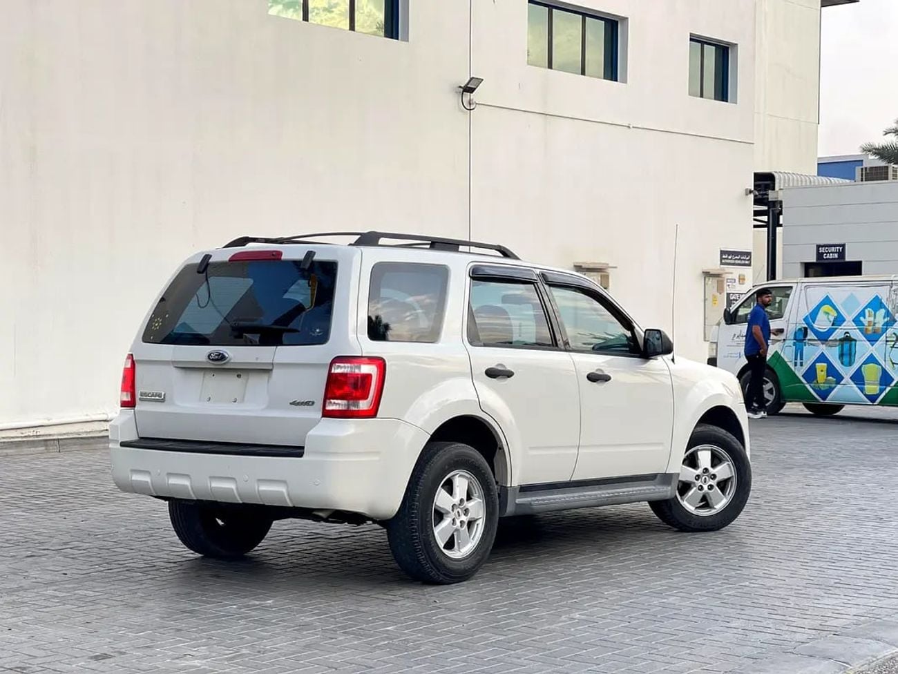 Ford Escape XLT | 2.5L 4-CYLINDERS | | GCC | LOW MILAGE | WELL MAINTAINED