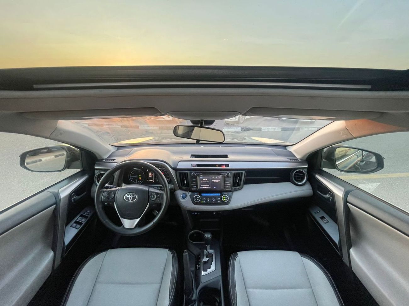 Toyota RAV4 2018 Toyota Rav4 XLE 4x4 Full Option Push Start - Sunroof - Hybrid Fuel - 40,000 Mileage