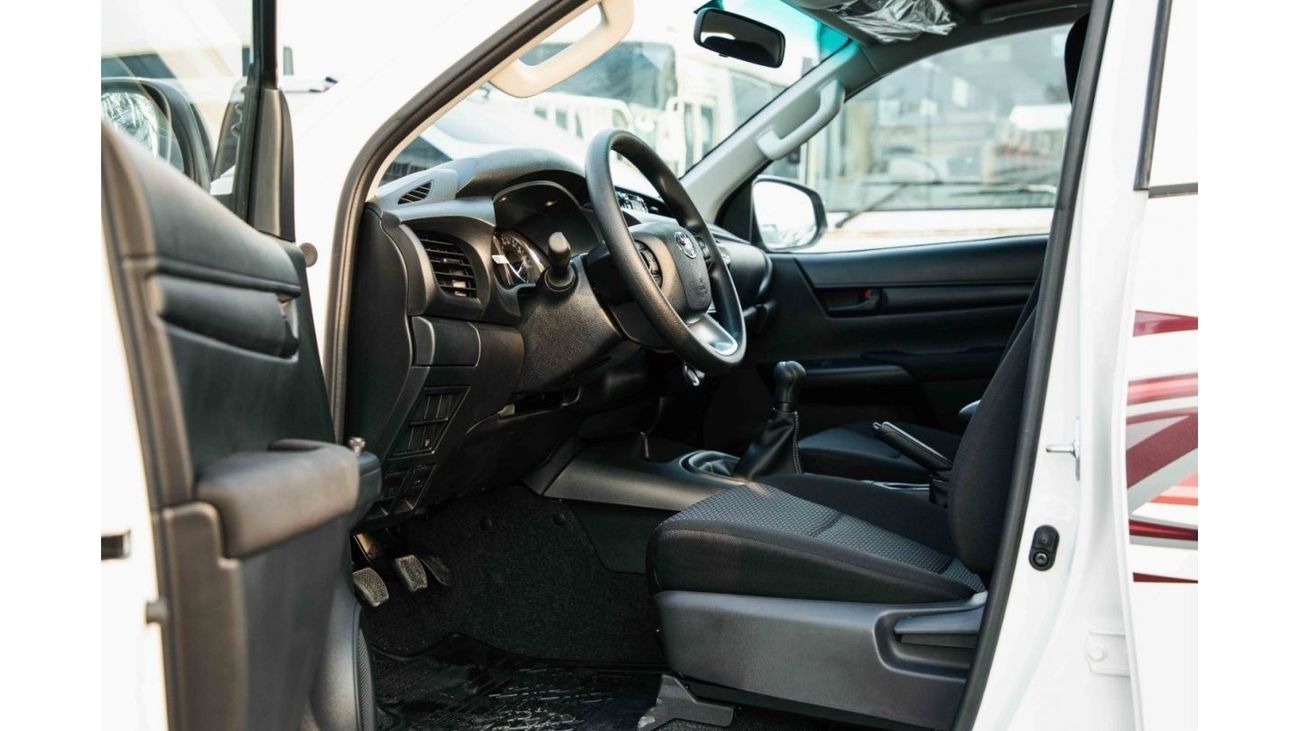 Toyota Hilux 2023 Toyota Hilux 4x4 DC 2.4 - White inside Black