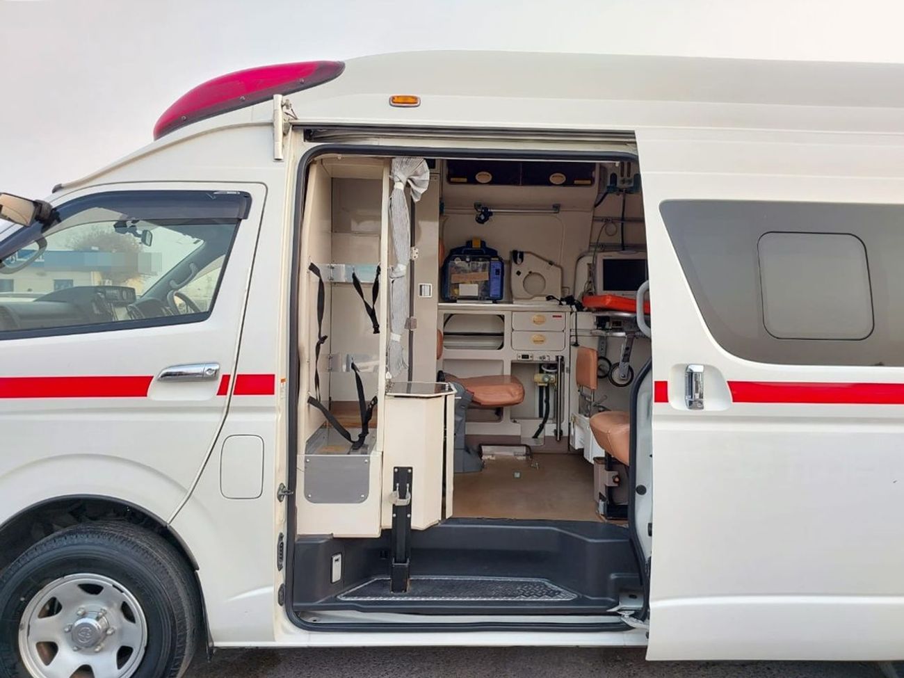 Toyota Hiace TOYOTA HIACE VAN AMBULANCE RHD 2016 MODEL 2.7 L PETROL AUTOMATIC(PM15710)