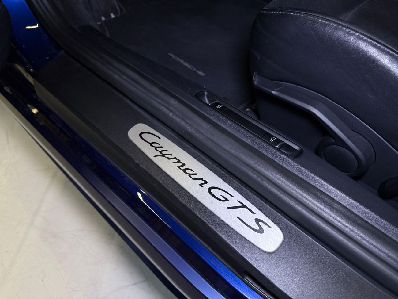 بورش كايمان 718 GTS 4.0L A/T 2020 Porsche 718 Cayman GTS 2.5 - GCC - Full Warranty and Service till 2027