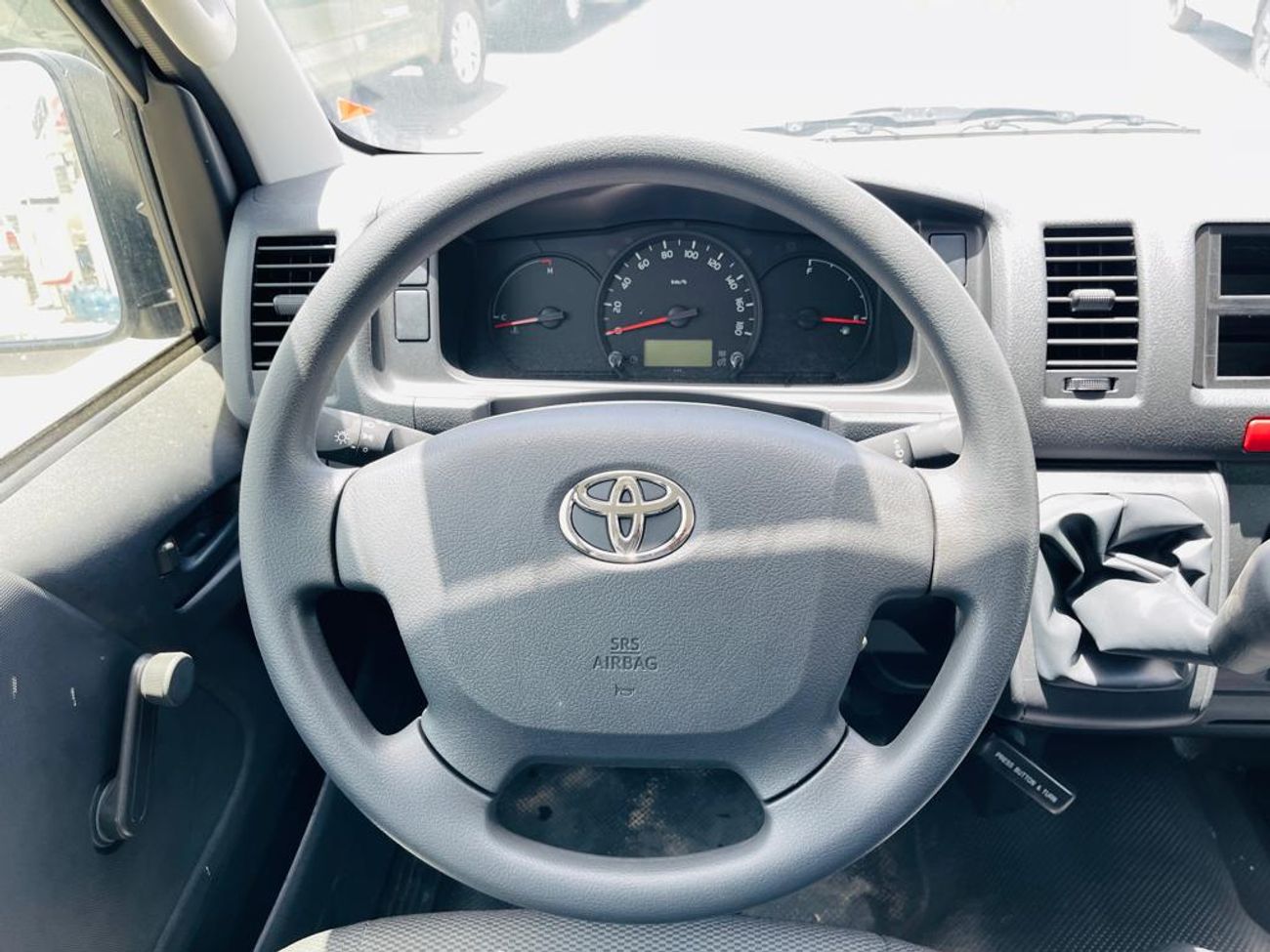 Toyota Hiace toyota hiace std 2.5l glass van