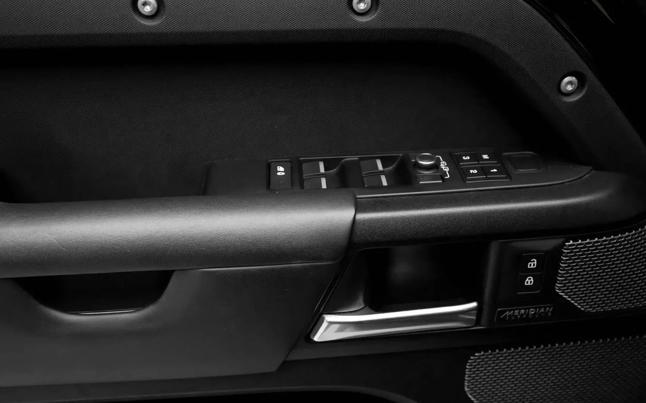 لاند روفر ديفندر 110 P525 V8 Edition - Euro Spec - With Al Tayer Warranty