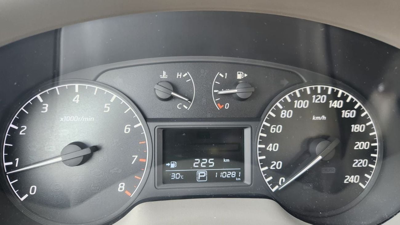 Nissan Tiida SV
