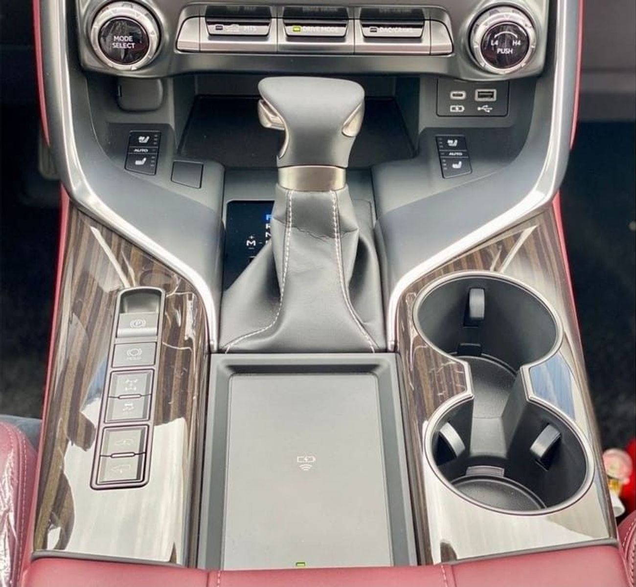 Lexus LX 600 SIGNATURE EDITION, AUTOMATIC TRANSMISSION, RADAR, WIRELESS CHARGER,BRAND NEW, MODEL2025