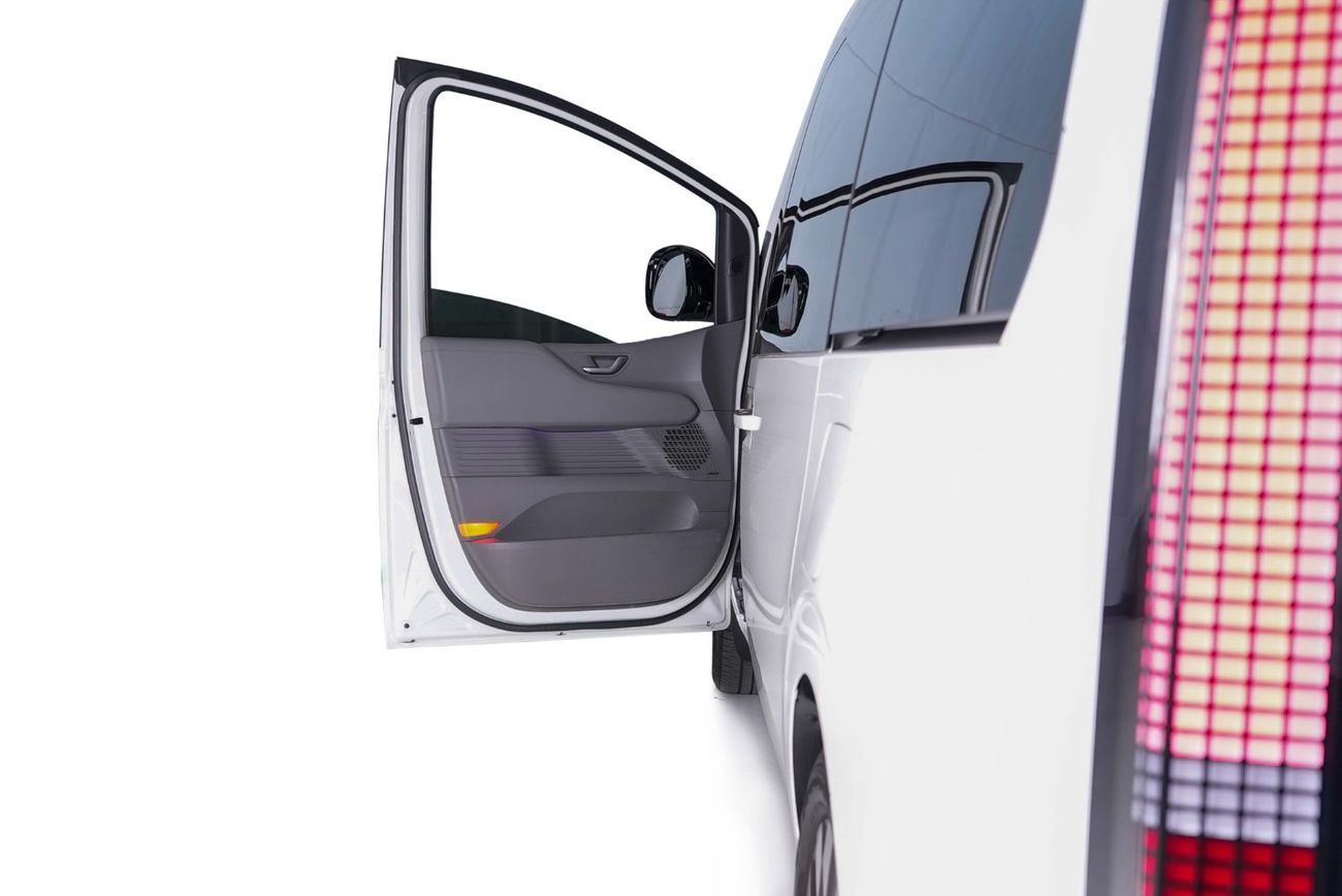 Hyundai Staria Van 3.5L (6 Seater) GCC - Full Service History- 7 Seater VIP Leather Seats- Mint Condition