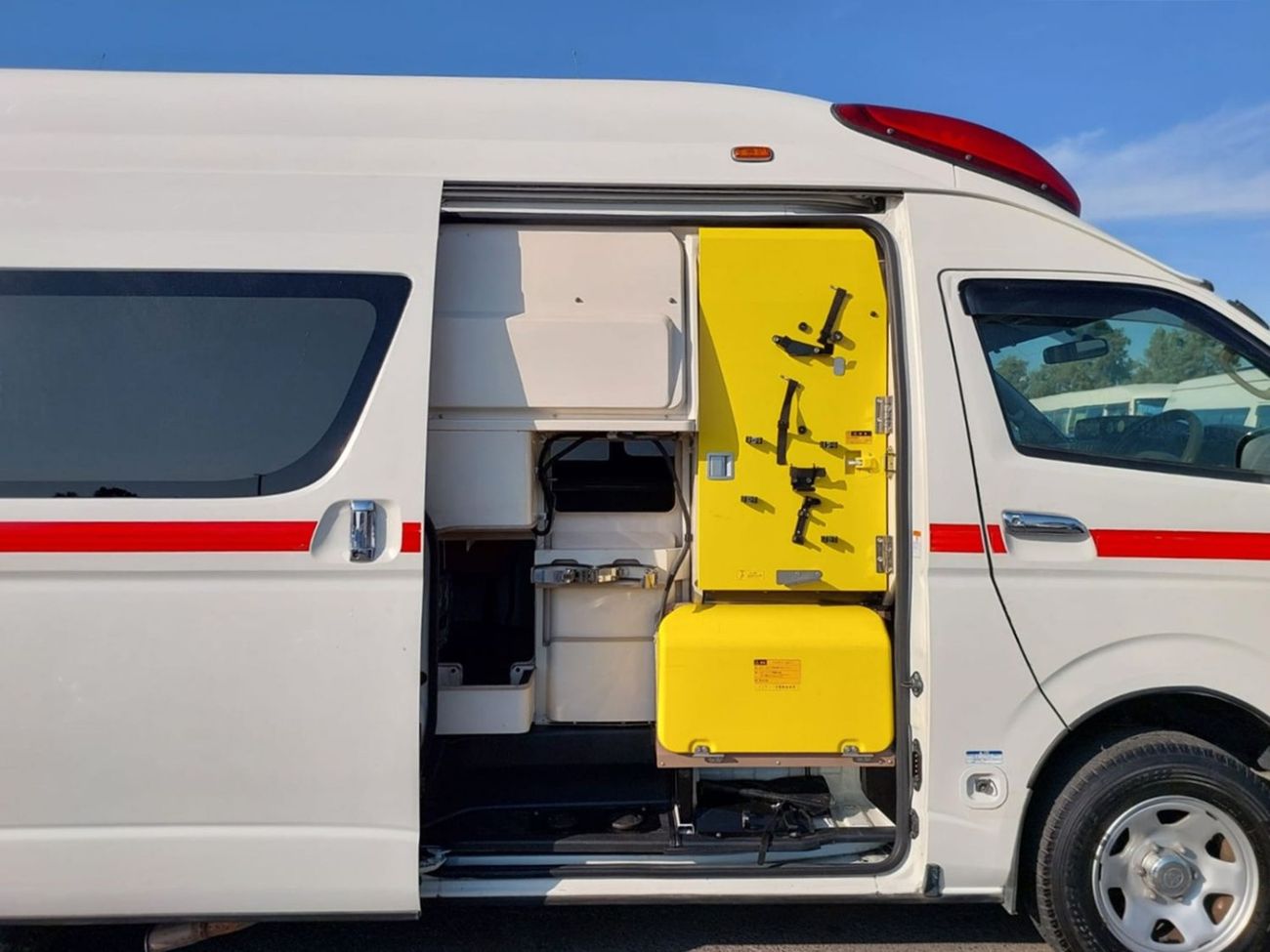 Toyota Hiace TOYOTA HIACE VAN AMBULANCE RHD 2015 MODEL 2.7 L PETROL AUTOMATIC(PM15323)