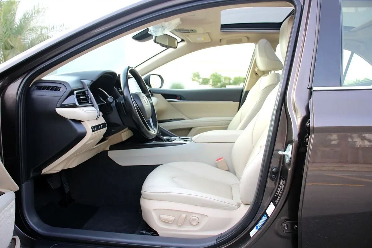 Toyota Camry SE V6 3.5L GCC! Panorama! We arrange bank loan!