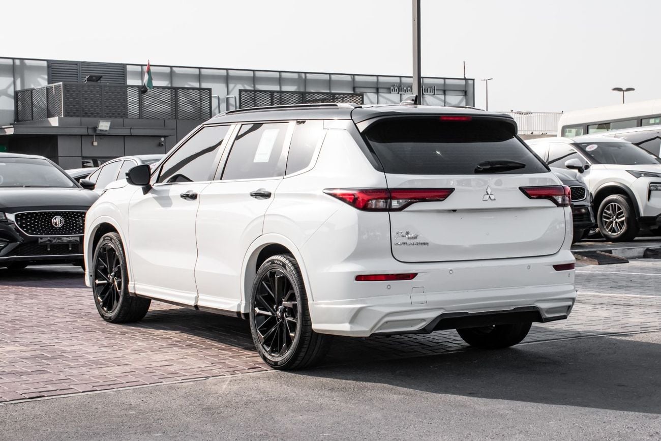ميتسوبيشي آوتلاندر PREMIUM LAUNCH EDITION GCC Specs - Original Paint Free Accident Excellent Condition