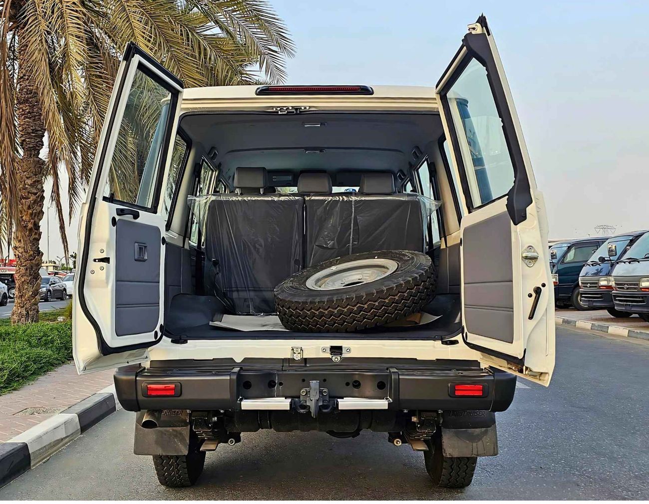 تويوتا لاند كروزر 70 LC76 / V6 / 4.2L DIESEL / M/T / POWER WINDOWS WITH LEATHER/ 4WD (CODE # 68037)