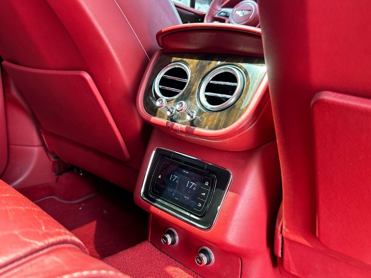 بنتلي بينتايجا AED 4,640 P.M | 0% DOWN PAYMENT | BENTLEY BENTAYGA V8 | 4.0L V8 | 2020 | FULL SERVICE HISTORY | GCC