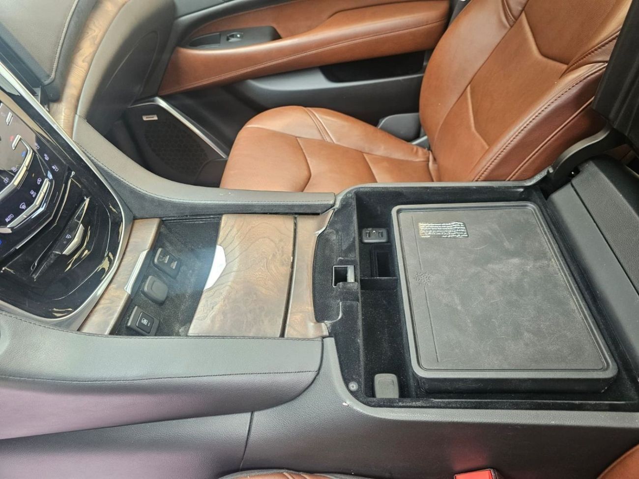 كاديلاك إسكالاد Premium Luxury Platinum 6.2L 4WD