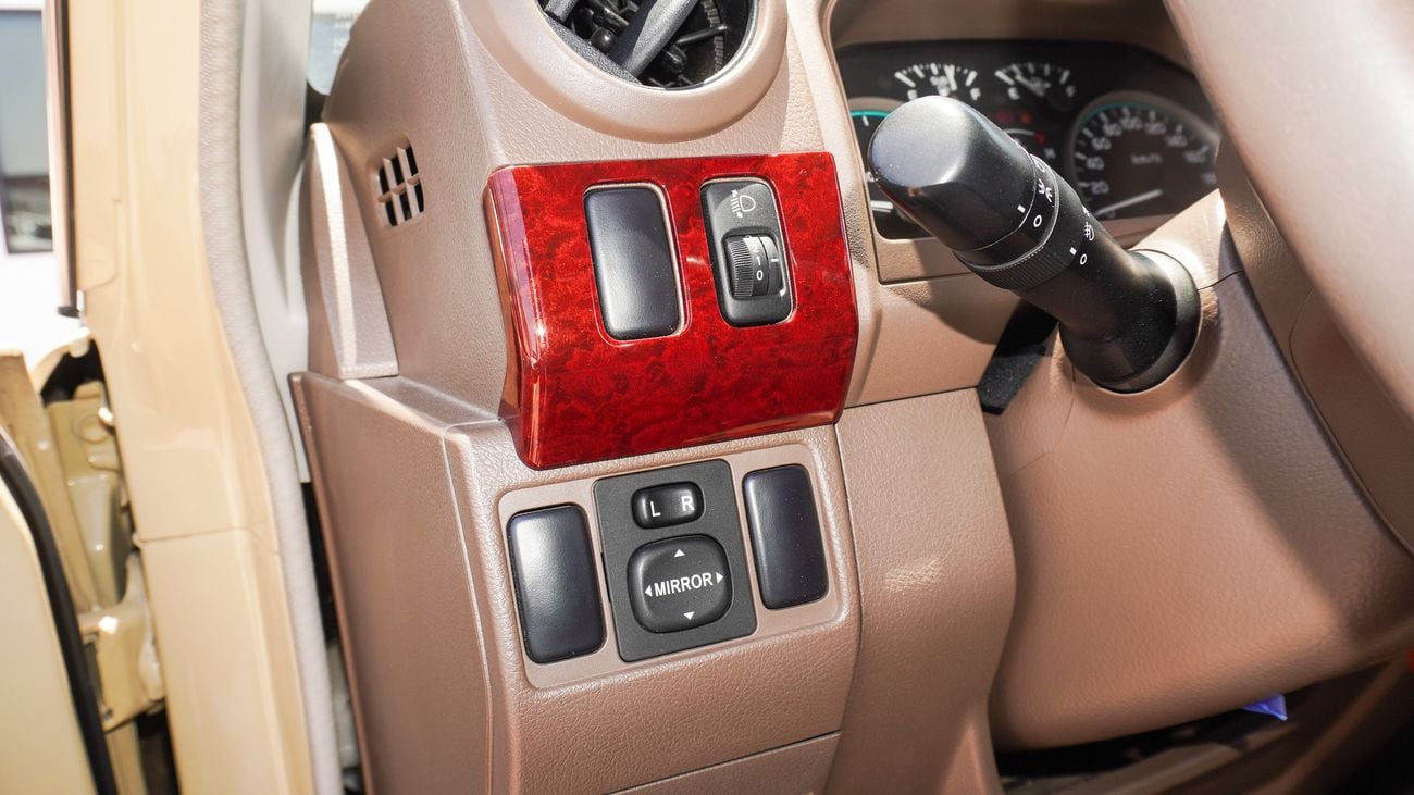 Toyota Land Cruiser Pick Up LX 4.0L V6 SINGLE CABIN M/T