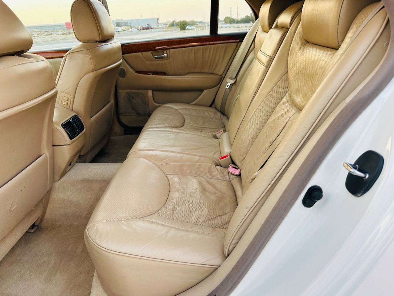 لكزس LS 430 موديل 2004 حاله ممتازه من الداخل والخارج فتحه وجلد ومثبت سرعه وتحكم كهربي كانل ونظام صوت ممتاز وكامي