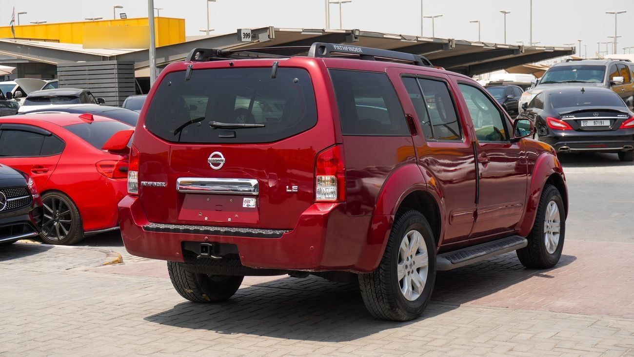 Nissan Pathfinder LE