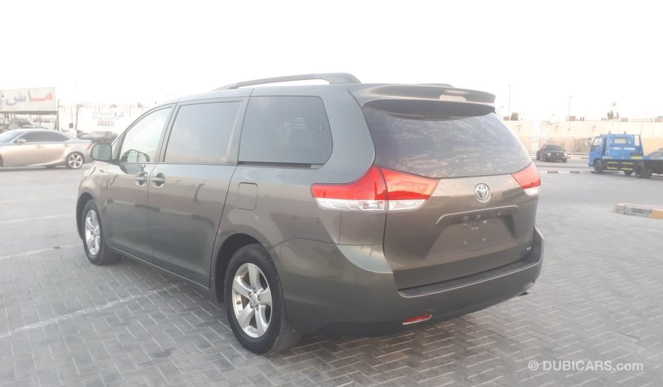 Toyota Sienna LE