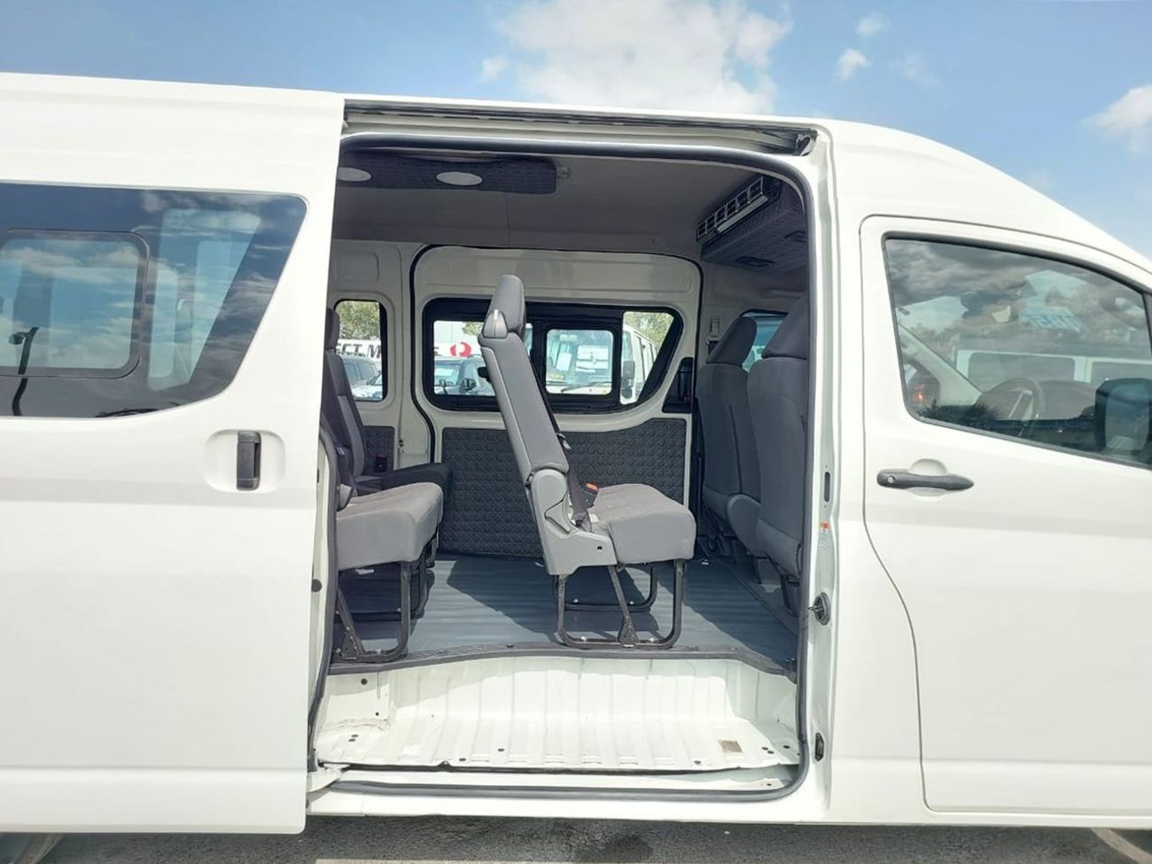 Toyota Hiace TOYOTA HIACE COMMUTER VAN RHD 2019 MODEL 2.8L DIESEL AUTOMATIC(PM01596)