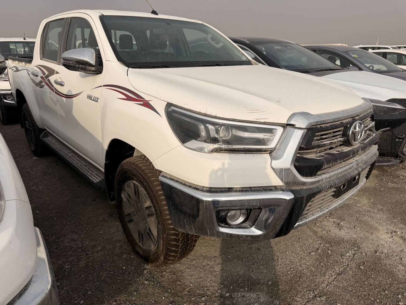 تويوتا هيلوكس 2.7L - Super White Inside Red