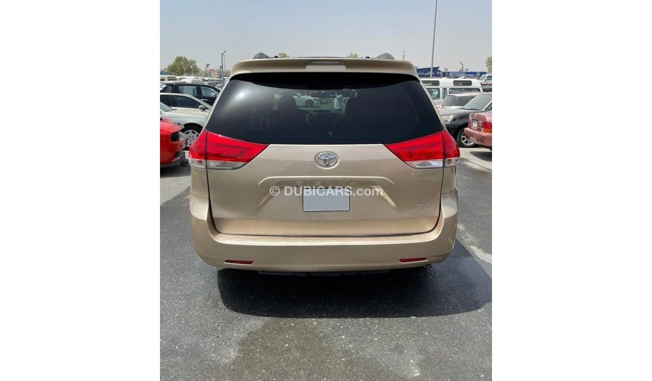 Used TOYOTA SIENNA 2011 XLE 2011 for sale in Dubai 439750