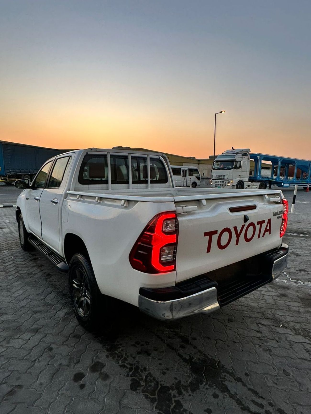 تويوتا هيلوكس SR5 2.7L Petrol Manual Transmutation Double Cap 4x4