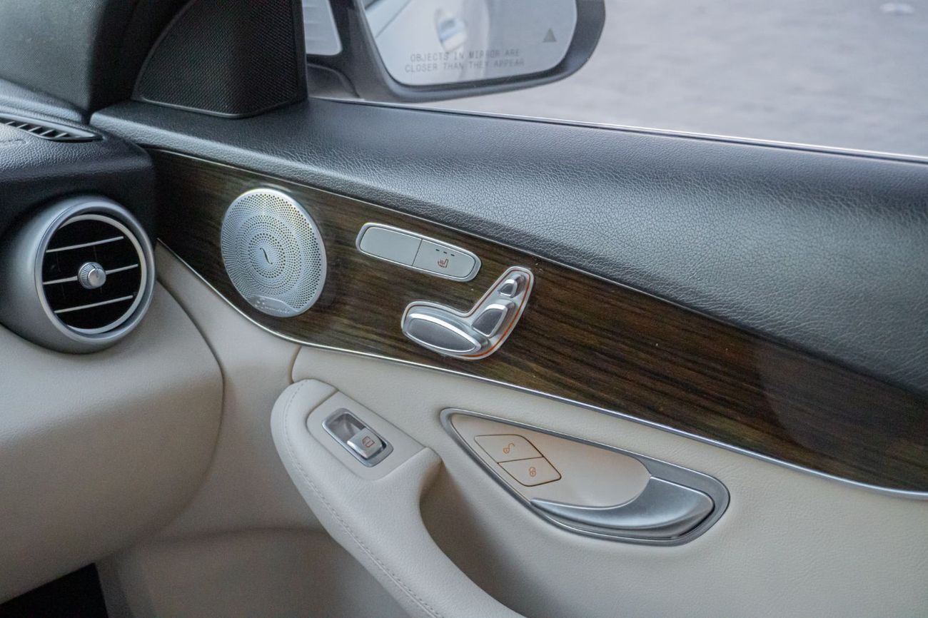 Mercedes-Benz C 300 Std 2.0L (258 HP)