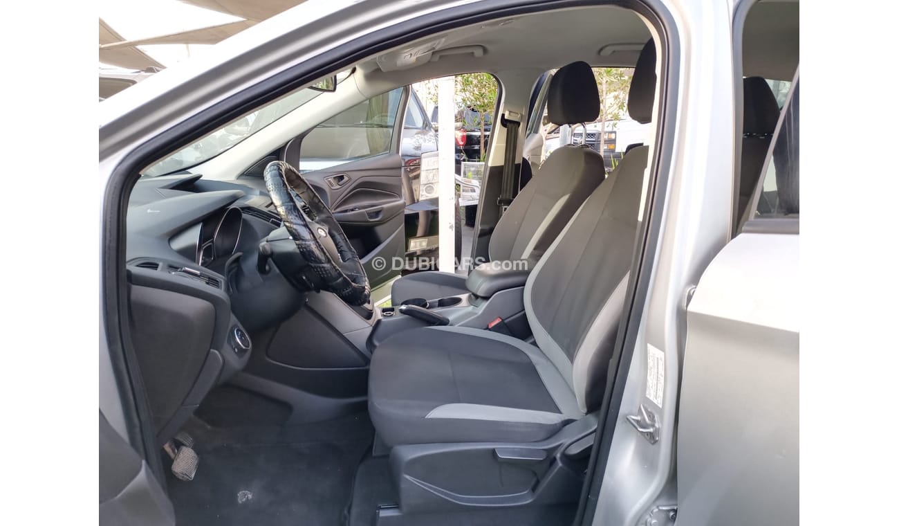 فورد إيسكاب خليجى موديل 2014 لون سيلفر بصمة مثبت سرعة تحكم حساسات كاميرا خلفية شاشة بحالة ممتازة