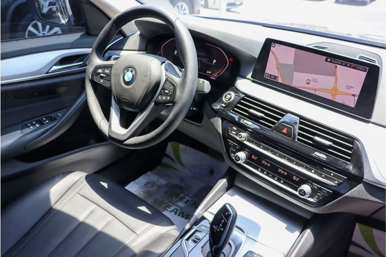 بي أم دبليو 520i Std 2.0L BMW 520i Black Edition/ GCC / 2020 / First Owner original Paint