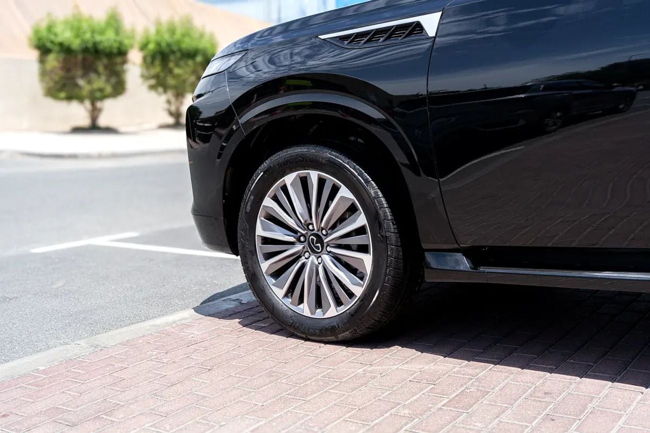 إنفينيتي QX80 Sensory 8 5.6L Sensory | GCC Specs with Warranty and Service till | 8-seaters | Super Clean