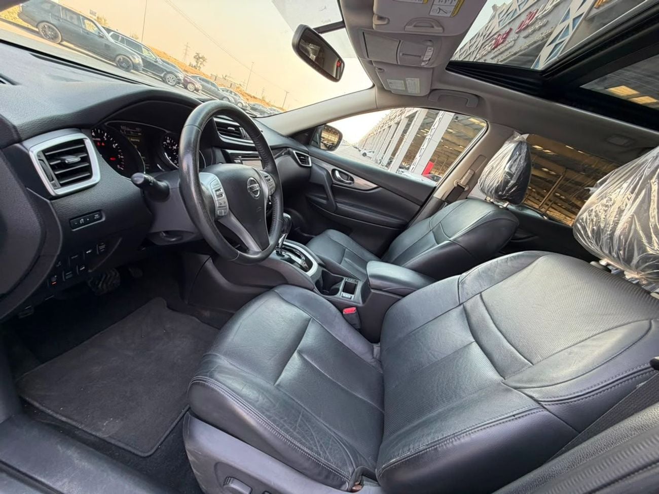 نيسان روج SV (NON GCC) SL / V4 2.5L / PANORAMIC SUNROOF /360 CAMERA / BIG SCREEN / 4X4 / RIMS / IN PERFECT CON