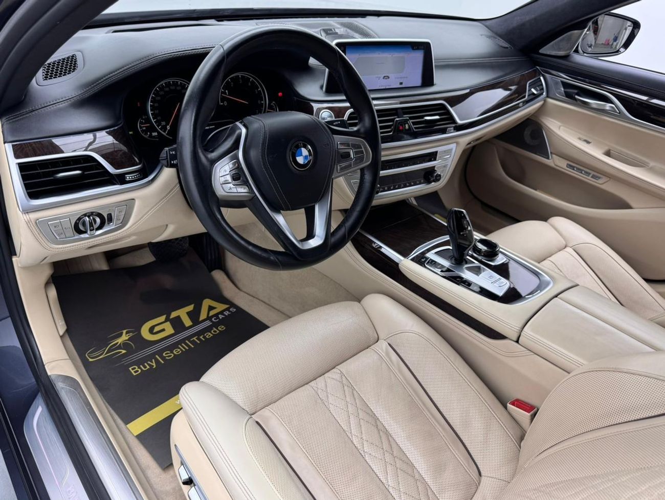 بي أم دبليو 750Li xDrive 4.4L (523 HP) 2016 BMW 750Li xDrive, Full Service History, Excellent Condition, GCC