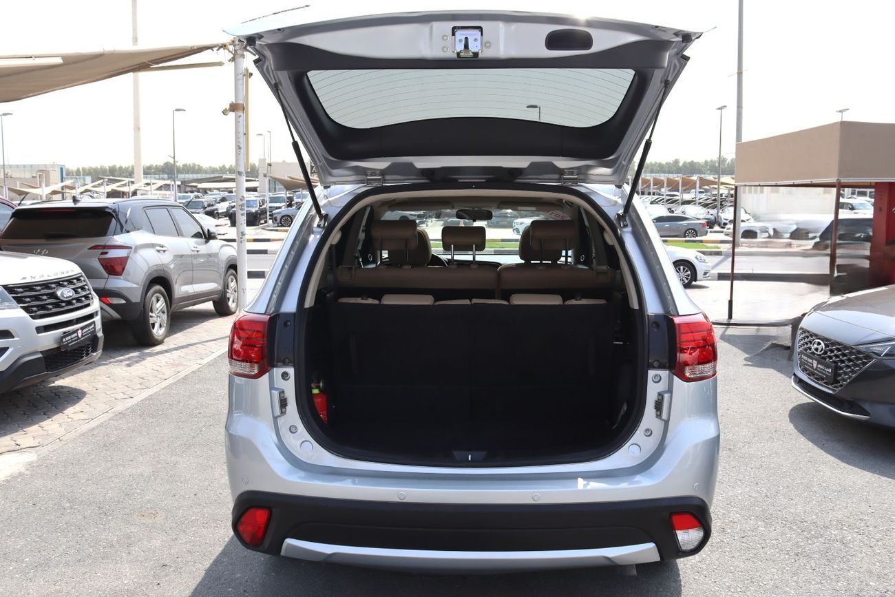 Mitsubishi Outlander GLS 3.0L Mitsubishi Outlander 2016 - in excellent condition- GCC-4WD-130,000 km - Price - 35000 AED