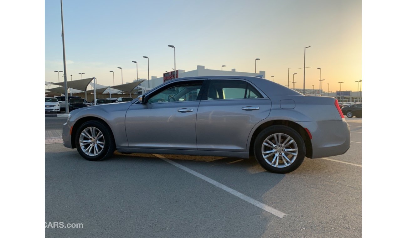 كرايسلر 300C CHRYSLER 300 Model 2016 very celen car.     Price 33,000 km 178,864  phone no 00971555363332   كرايس