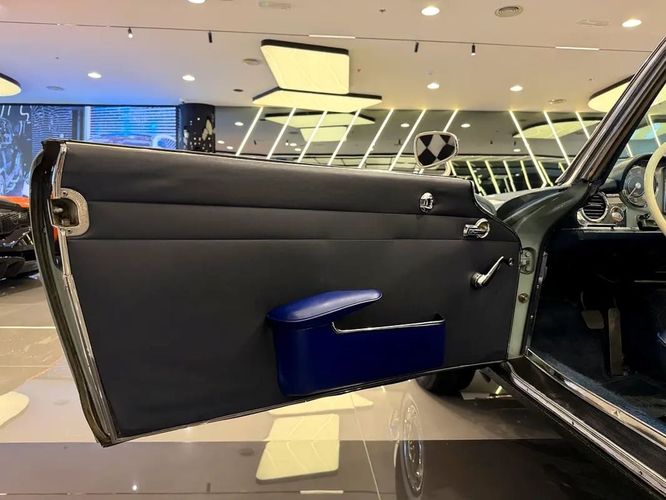 Mercedes Benz SL 280 Pagoda (W113) - Japanese Specs