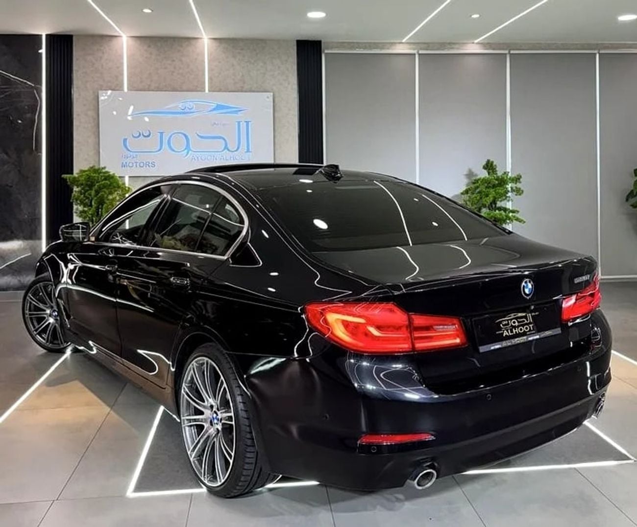بي أم دبليو 520i EXCLUSIVE LUXURY ELITE BLACK 520i || TOP RANGE || GCC || SCREENS || LIKE