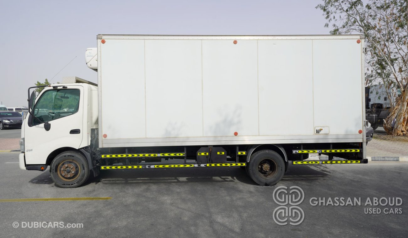 Hino 300 with refrigerated box for sale in good condition(Code : 4424)