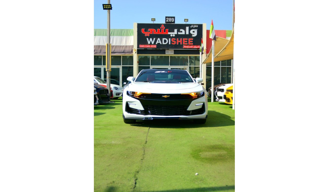 Chevrolet Camaro The cylinders (4 cylinders) have a capacity of 2.0 liters with a turbocharger to generate 275 horsep