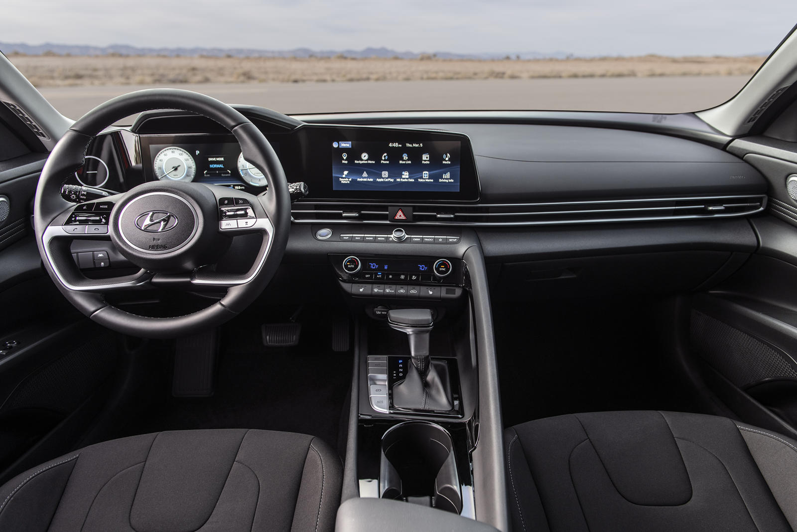 Hyundai Elantra interior - Cockpit