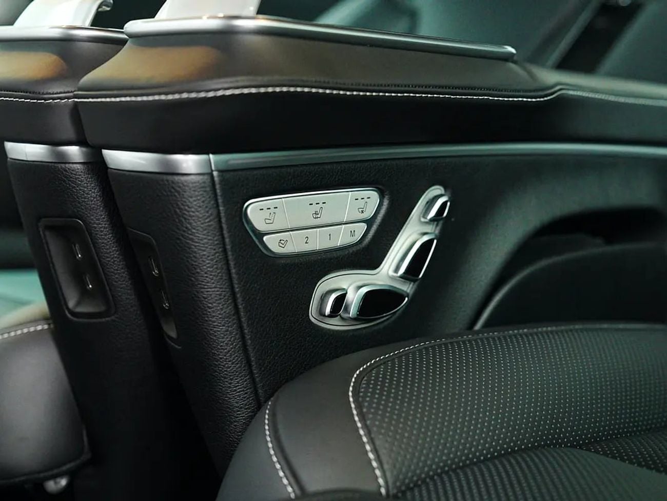 Mercedes Benz V300 AVANTGARDE Dealer WARRANTY | Executive Captain’s Seats | V300 AMG