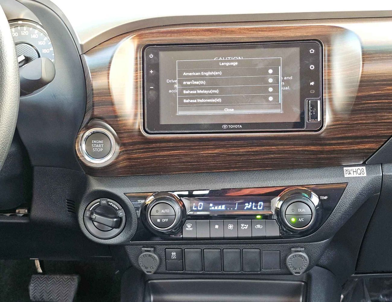 تويوتا هيلوكس SR5 | 2.7L V4 PETROL | A/T | PUSH START | WOODEN PANEL | 4WD (C0DE # 69008)