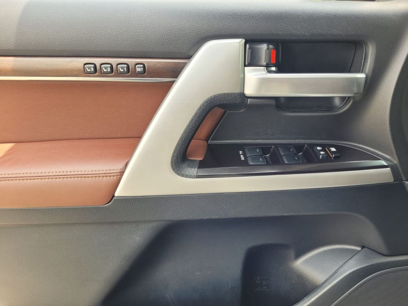 Toyota Land Cruiser VXR 5.7L 4WD