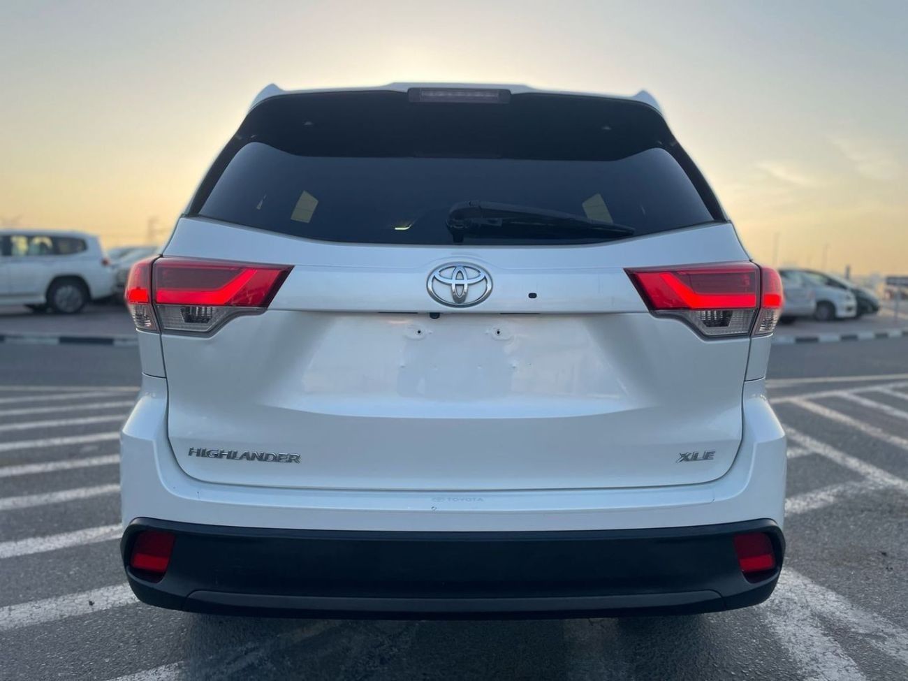 تويوتا هايلاندر 2018 Toyota Highlander XLE 3.5L V6 Full Option - 7 Seater With Radar - Leather Electric Seats - Trun