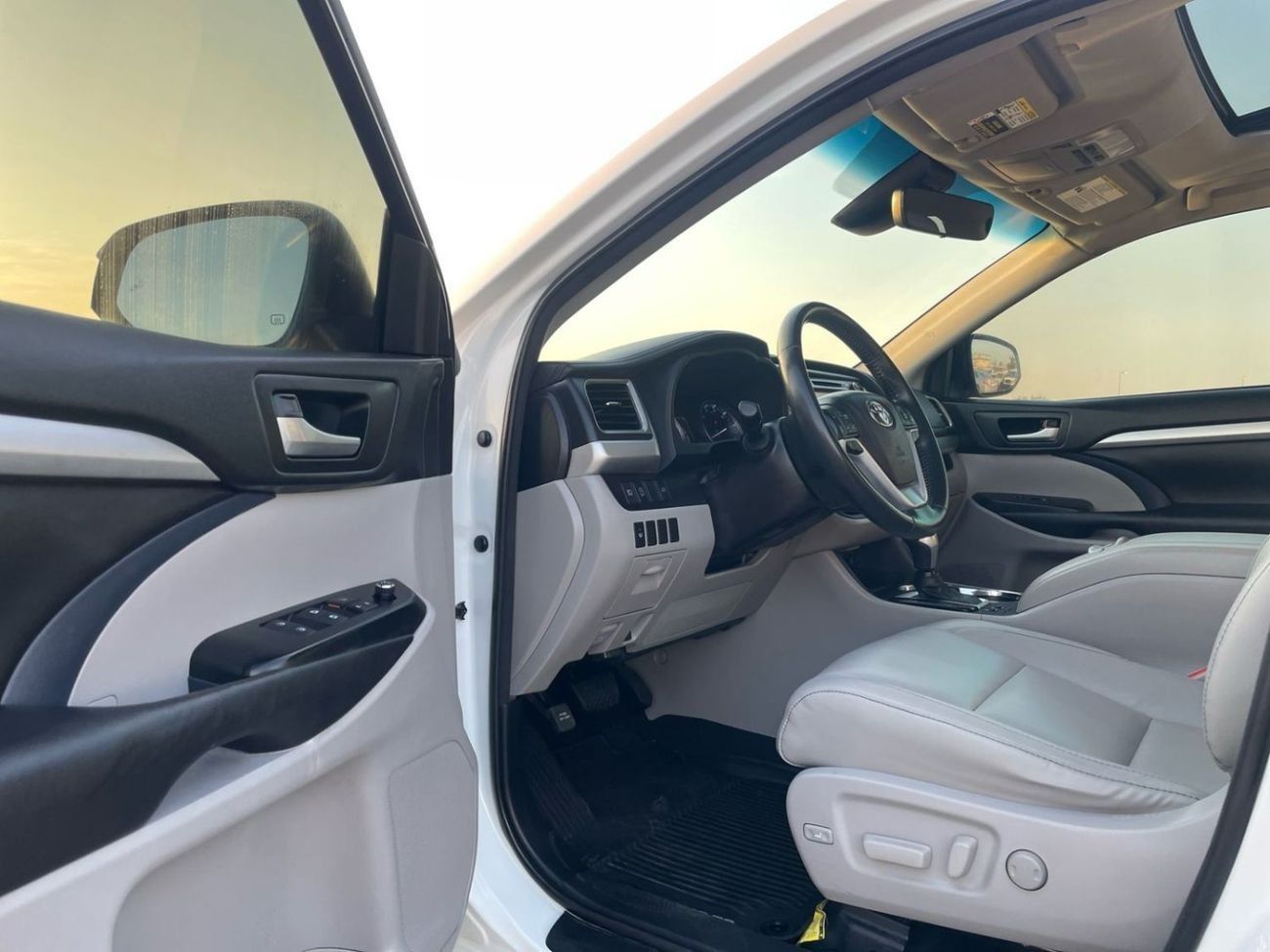 تويوتا هايلاندر 2018 Toyota Highlander XLE 3.5L V6 Full Option - 7 Seater With Radar - Leather Electric Seats - Trun