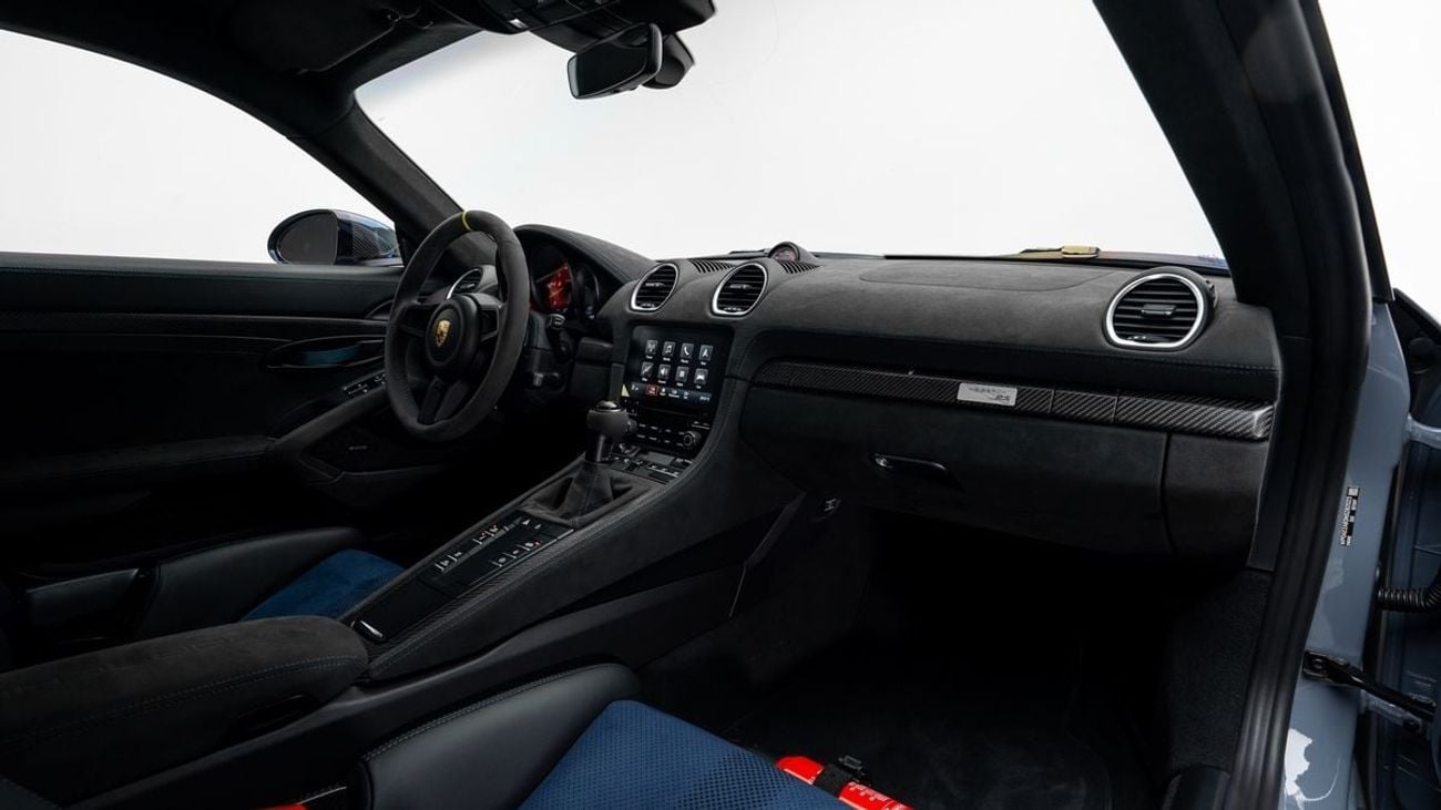 بورش كايمان GT4 RS Weissach - 2022 - GCC Specs - Under Warranty