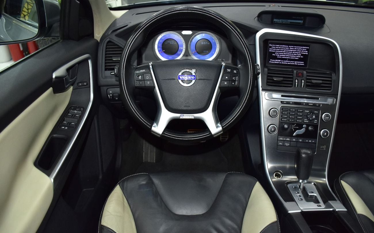 فولفو XC 60 EXCELLENT DEAL for our Volvo T6 AWD R-Design ( 2010 Model ) in Silver Color GCC Specs