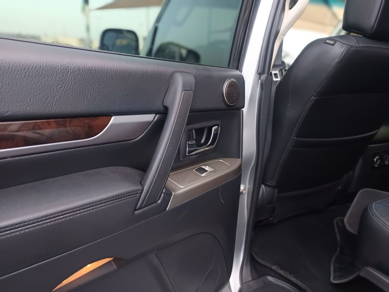 ميتسوبيشي باجيرو GLS Highline 3.8L full option