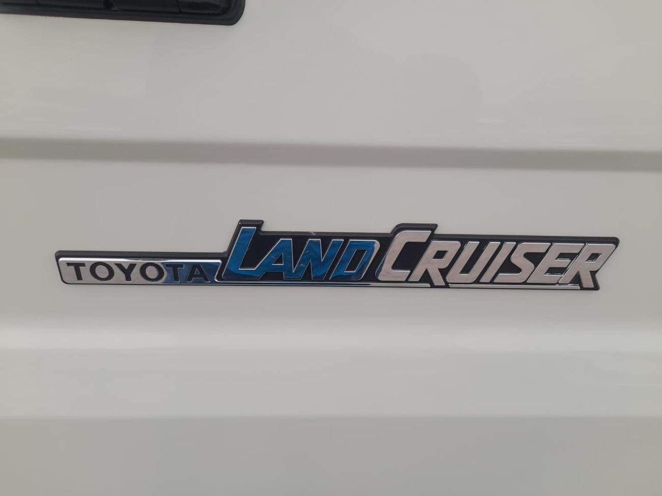 تويوتا لاند كروزر Right-Hand drive 3 door troop carrier V8 1VD diesel manual