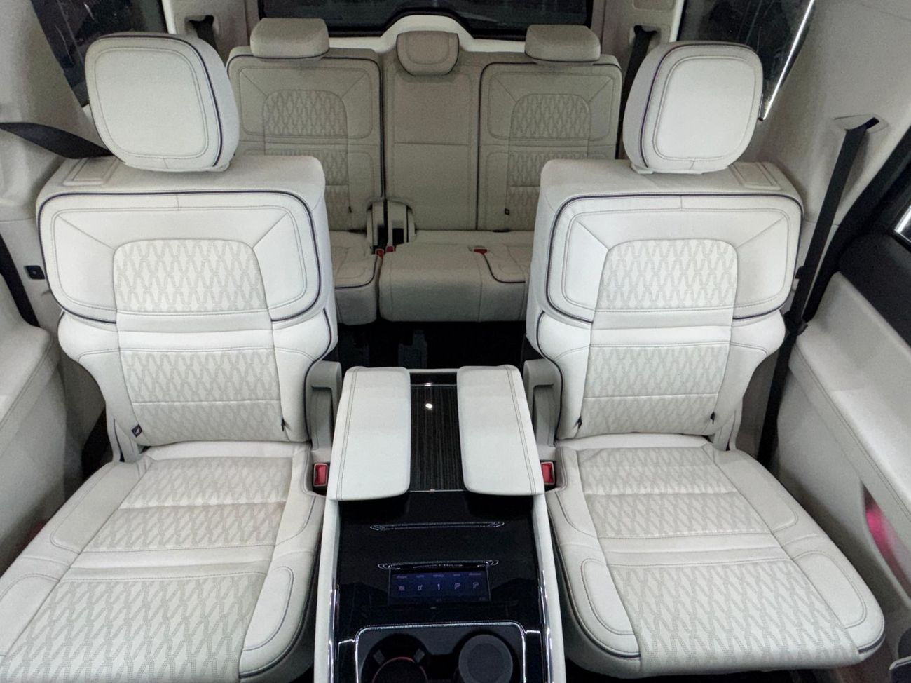 Lincoln Navigator Presidential 3.5L 2023 Lincoln Navigator, 2028 Lincoln Warranty + Service Pack, 7 Seater, GCC