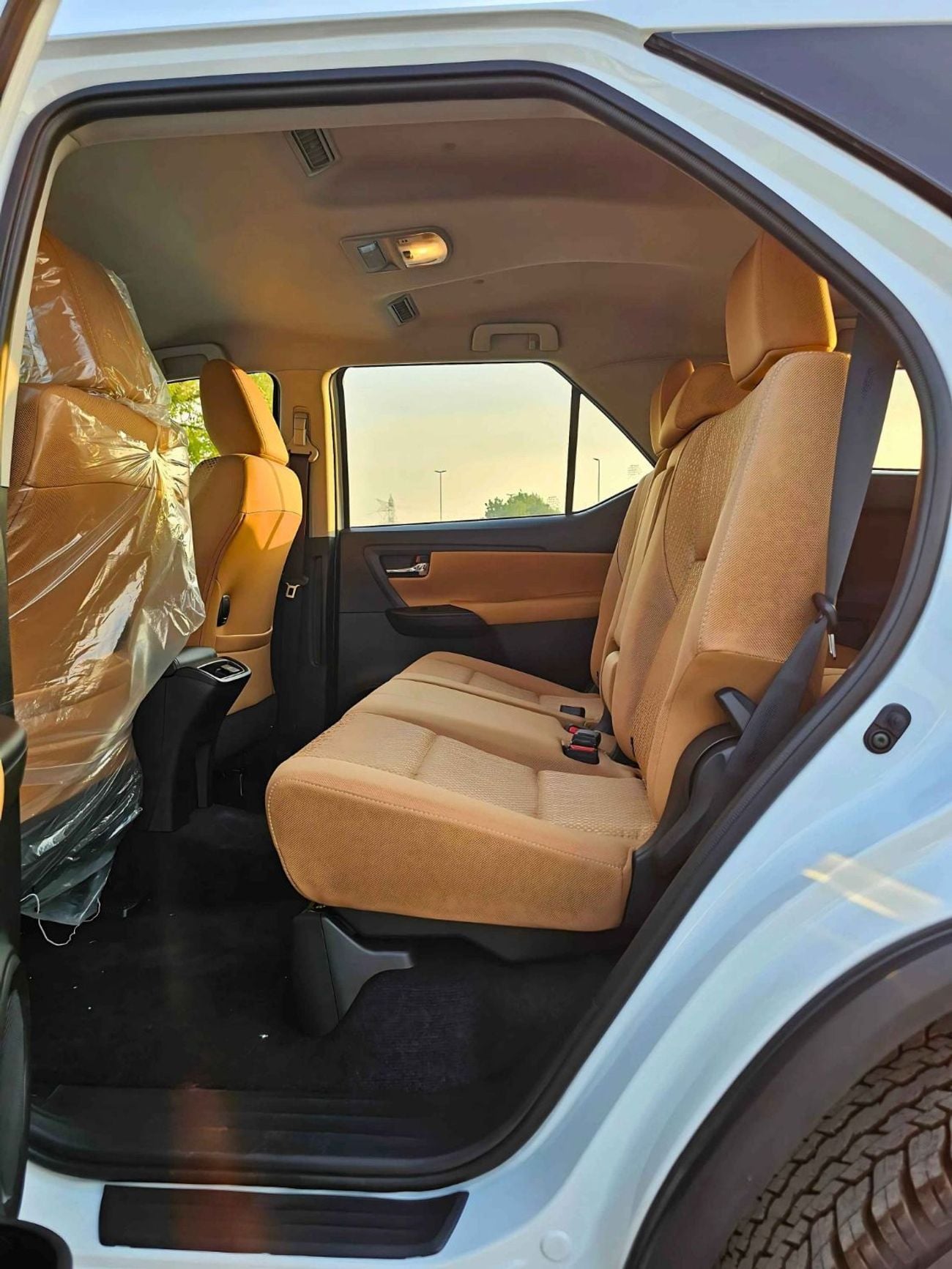 تويوتا فورتونر SR5 / MID OPTION / 2.7L PETROL / AUTO AC / KEY START/ 4WD (CODE # FPE1)