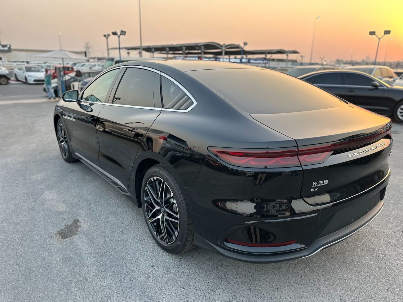 BYD HAN BYD HAN  -EV Range 605 KM