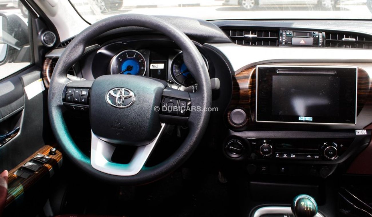 Toyota Hilux SR5 2.4L Diesel 4x4 Double Cab M/T - Rear camera - Full options